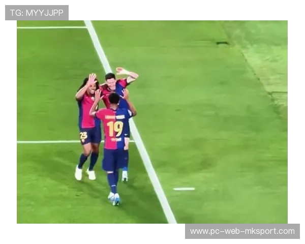 巴萨莱万快速插上头球破门续写高光时刻