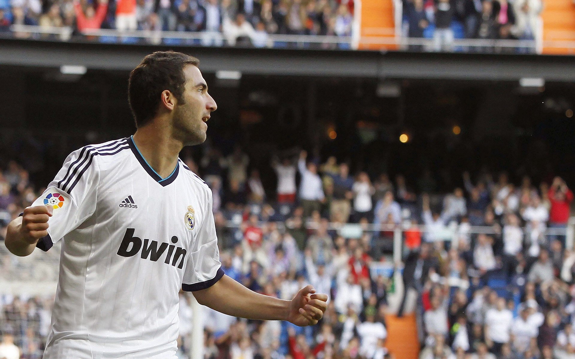 mk体育现在-C罗训练结束后与球迷亲切互动，c罗刻苦训练